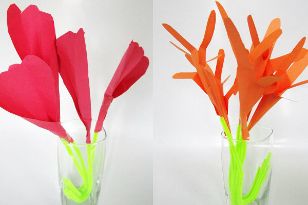 Lirios de mano y tulipanes de pie