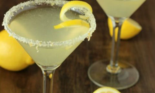 Caída de limón de fruta real