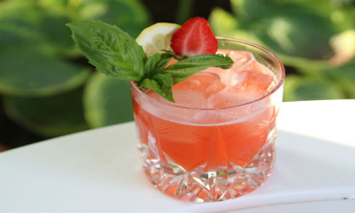 Cóctel de fresa e hinojo
