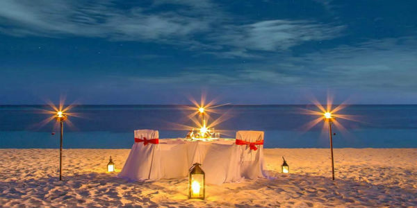 Organiza una cena romántica a la luz de las velas