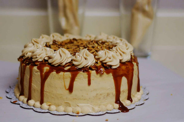 Pastel de caramelo salado con caramelo