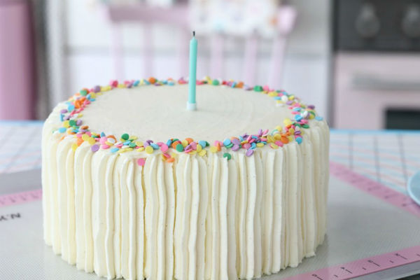 Pastel de confeti con glaseado de vainilla