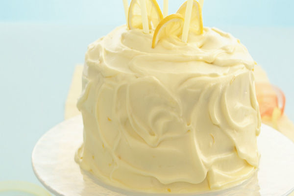 Torta de mousse de cítricos con glaseado de crema de mantequilla