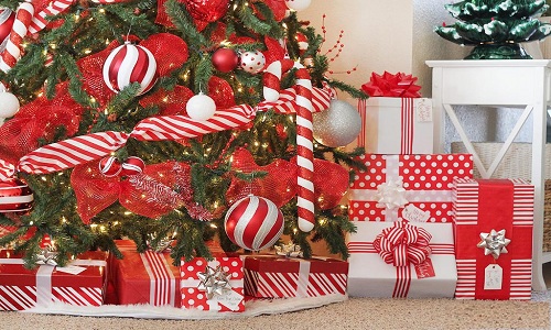 Decoracion del arbol de navidad con dulces