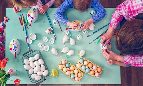 Pintar huevos de Pascua