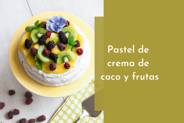 Pastel de crema de coco y frutas