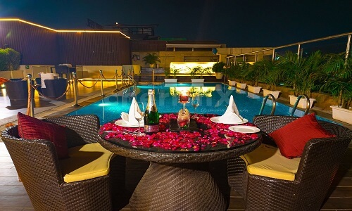 poolside dinner date