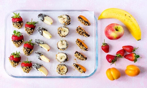 fruta bañada en chocolate