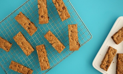 barras de galleta de avena con trozos de chocolate oscuro